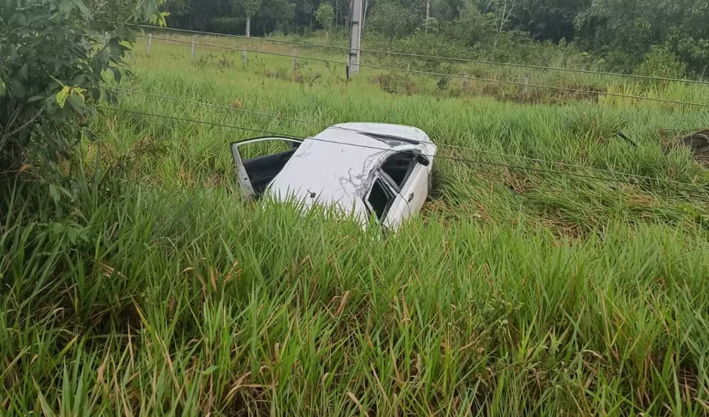 Acidente em Rorainópolis: Motorista colide com poste após pneu estourar em buraco