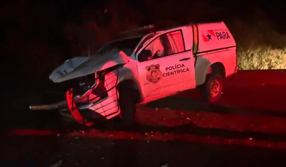 Viatura da Polícia Científica do Pará sofre acidente com carreta durante transporte de corpo