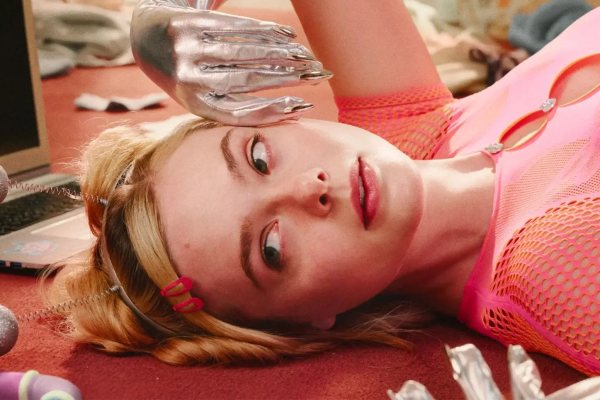 Elle Fanning Brilha em Nova Série de David E. Kelley: 'Margô Está em Apuros'