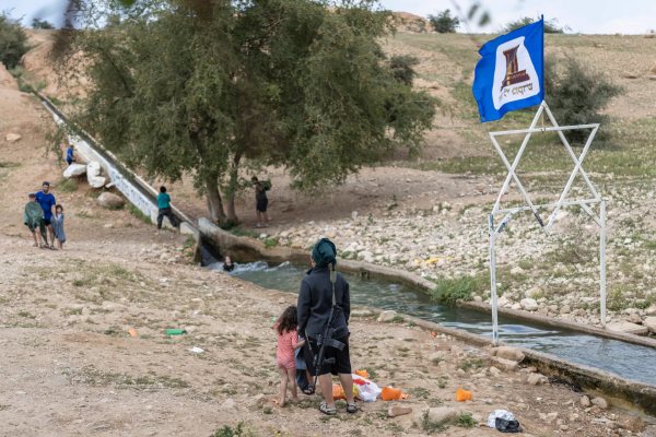 Conflito no Vale do Jordão: Deslocamento Palestino e Celebrações de Colonos