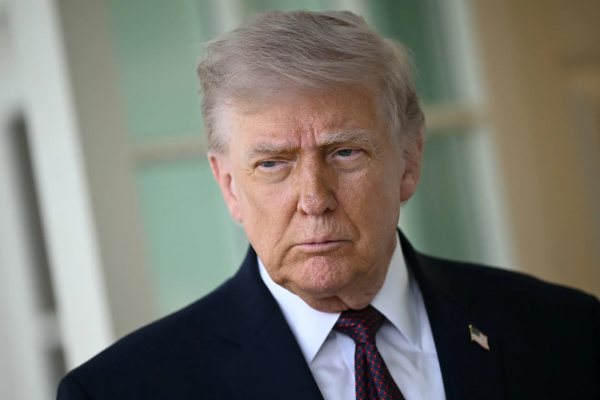 Trump Alega que Irã Busca Acordo de Paz, mas Exige Renúncia a Armas Nucleares